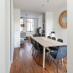 Sfeervolle slaapkamer in vakantiehuis Notre Dame, Nieuwpoort, Belgische kust, met twee bedden en een bureau onder een dakraam.