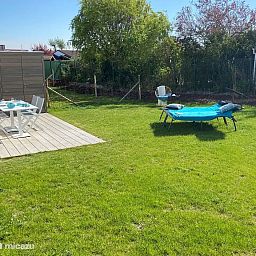 Geniessen Sie den sonnigen Garten und die Terrasse des Ferienhauses "Witte Oase" in Oostduinkerke an der belgischen Kueste.