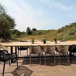 Terrasse der Duinvilla amuZee in Oostduinkerke mit Blick auf die Duenen, ideal fuer ein Naturdinner an der belgischen Kueste.