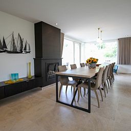 Stilvolles Esszimmer in Duinvilla amuZee, Oostduinkerke, mit moderner Einrichtung und viel natuerlichem Licht an der belgischen Kueste.