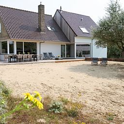 Hinterhof der Duinvilla amuZee in Oostduinkerke an der belgischen Kueste, mit sandiger Umgebung und grossem Aussenbereich.