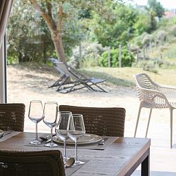Gemuetlicher Innenbereich der Duinvilla amuZee in Oostduinkerke, mit Blick auf den Garten und die Natur an der belgischen Kueste.