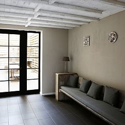 Lichte zithoek in De Zeester appartement in Oostende met toegang tot terras aan de Belgische kust.