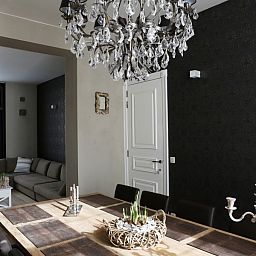 Stijlvolle eetkamer in appartement De Zeester in Oostende, Belgische kust naast woonkamer.