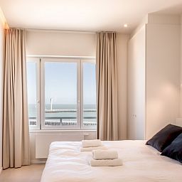 Slaapkamer met uitzicht op de Noordzee in Logeren met zeezicht, Oostende, Belgische kust appartement.