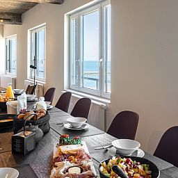 Gezellige eetruimte met zeezicht in Logeren met zeezicht, Oostende, Belgische kust appartement.