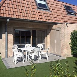 Genieen Sie die Terrasse des Ferienhauses PAPAVER - LD 384744 in Adinkerke, De Panne an der belgischen Kste, ideal zum Entspannen.