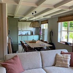 Ferienhaus Zonnewind in De Panne, belgische Kueste, mit sonniger Terrasse und gruenem Garten, ideal gelegen in der Naehe von Duenen und Wald.