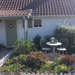 Gemuetliches Dachgeschosszimmer im Ferienhaus Windekind, De Panne, belgische Kueste, mit gemuetlichem Schlafplatz und Holzinterieur fuer einen entspannten Aufenthalt.