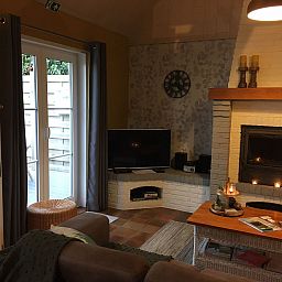 Gemuetliches Schlafzimmer im Ferienhaus Windekind mit Blick auf die Felder, De Panne, belgische Kueste, mit Holzausstattung und bequemen Betten.