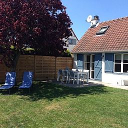 Gemuetliches Schlafzimmer im Ferienhaus Polderwind mit Blick auf die Felder, De Panne, belgische Kueste, perfekt fuer einen entspannten Aufenthalt.