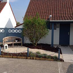 Entspannen Sie sich auf der Terrasse des Ferienhauses Polderwind mit Blick auf die Felder in De Panne an der belgischen Kueste, umgeben von ruhiger Natur.