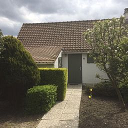 Strandblick im Ferienhaus mit Pool in De Panne, belgische Kueste, mit Meer und Strandhaeusern fuer einen entspannten Urlaub.