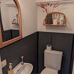 Stilvolles Badezimmer im Ferienhaus Duinendaele II, De Panne, belgische Kueste, mit modernem Dekor und natuerlichen Details.
