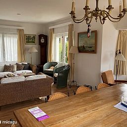 Gemuetliches Wohnzimmer des Ferienhauses "Quiet Corner" in De Panne an der belgischen Kueste mit einer bequemen Sitzecke und viel Tageslicht.