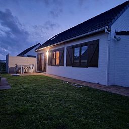 Vissershuisje 89 in Wenduine, sfeervol vakantiehuis bij avondlicht aan de Belgische kust.