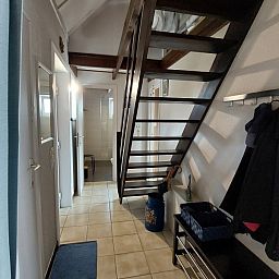 Gemuetlicher Flur mit Treppe im Ferienhaus Duinendaele 272, Adinkerke, De Panne, belgische Kueste.