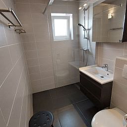 Modernes Badezimmer im Ferienhaus Duinendaele 272, Adinkerke, De Panne, belgische Kueste.
