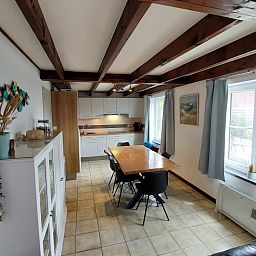 Geraeumige Kueche und Esszimmer im Ferienhaus Duinendaele 272, Adinkerke, De Panne, belgische Kueste.