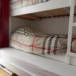 Bunk bed in Zonneblik aan zee apartment in De Panne, suitable for families on the Belgian coast.