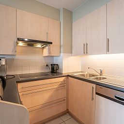 Moderne keuken in Appartement Flipper nabij het strand in De Haan, Belgische kust, ideaal voor een comfortabel verblijf.