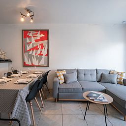 Gezellige woonkamer van Appartement Green Garden in De Haan, Belgische kust, met stijlvolle inrichting en comfortabele zitruimte.