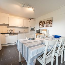 Gezellige eetruimte in Vakantiehuis Ingrid with parking, De Haan, Belgische kust. Geniet van een moderne keuken en ruime eettafel in dit vakantiehuis.