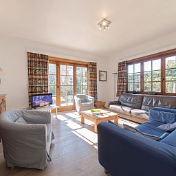 Gezellige woonkamer in Appartement Jong & Blij 2 op de begane grond met tuin in De Haan, Belgische kust. Comfortabel verblijf aan zee.