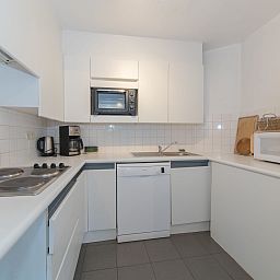 Moderne keuken in Appartement Jong & Blij 2 op de begane grond met tuin in De Haan, Belgische kust, ideaal voor een comfortabel verblijf.