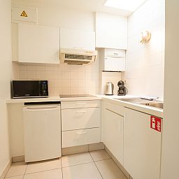 Moderne keuken in Appartement Koekoeksnest Penthouse at the beach, gelegen in De Haan aan de Belgische kust, ideaal voor een comfortabel verblijf.