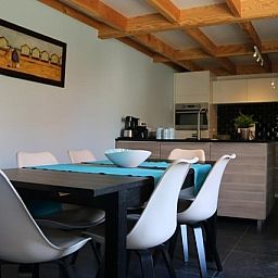 Esszimmer mit moderner Einrichtung in Ferienhaus 13 Dune Golf, Oostduinkerke, belgische Kueste, Ferienhaus.