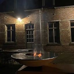 Geniet van een sfeervolle avond bij de vuurplaats van vakantiehuis Huis Potaerde in het hart van Brussel, Regio Brussel, Belgie.