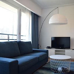 Stijlvolle woonkamer in Appartement in Woluwe-Saint-Lambert, Sint-Lambrechts-Woluwe, met moderne inrichting en veel natuurlijk licht.