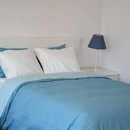 Gezellige slaapkamer in Appartement in Woluwe-Saint-Lambert, Sint-Lambrechts-Woluwe, Regio Brussel, Belgie, met comfortabel bed en nachtlamp.