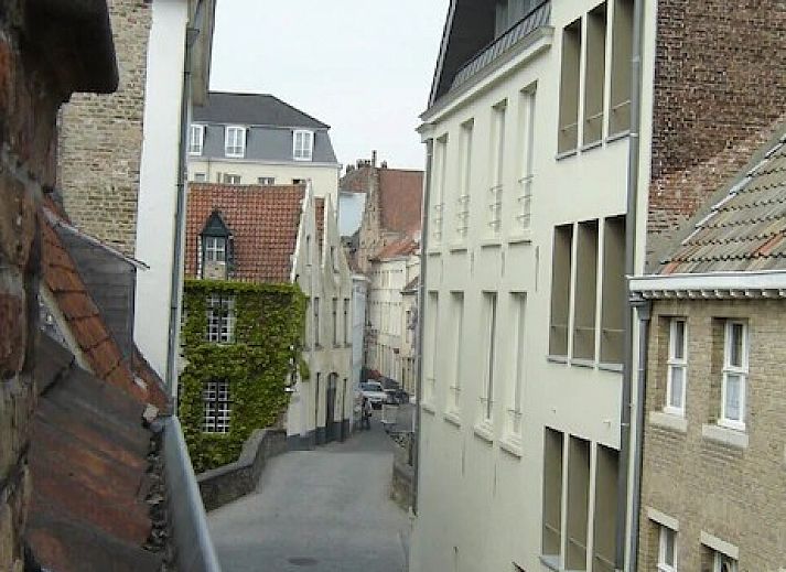 Huyze Lanchals vakantiehuis in het historische centrum van Brugge, West-Vlaanderen, met authentieke gevel en charmante straat.