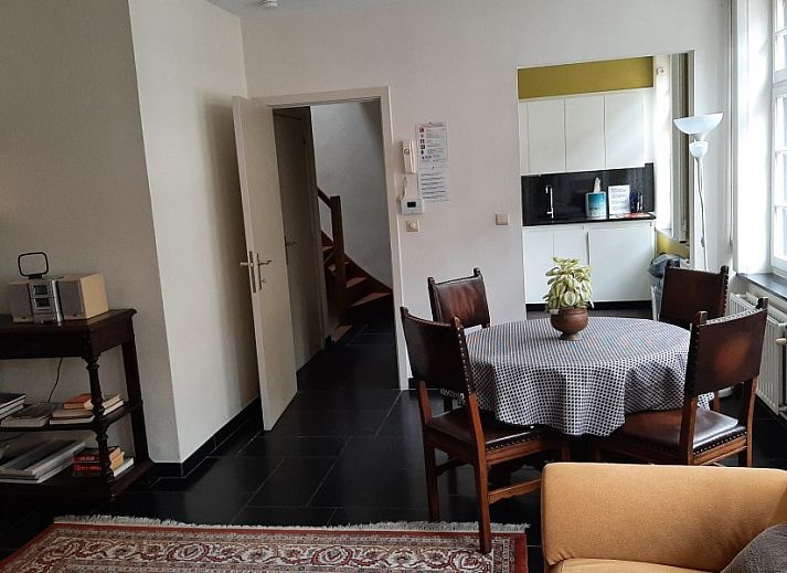 Huyze Lanchals vakantiehuis in het historische centrum van Brugge, West-Vlaanderen, met authentieke gevel en charmante straat.