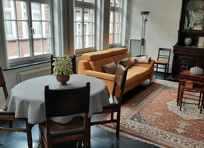 Huyze Lanchals vakantiehuis in het historische centrum van Brugge, West-Vlaanderen, met authentieke gevel en charmante straat.