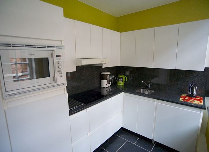 Huyze Lanchals vakantiehuis in het historische centrum van Brugge, West-Vlaanderen, met authentieke gevel en charmante straat.