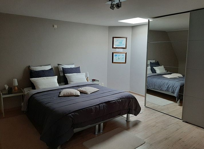 Gezellige straatzicht vanuit Huyze Lanchals, een vakantiehuis in het historische Brugge, West-Vlaanderen, Belgie.