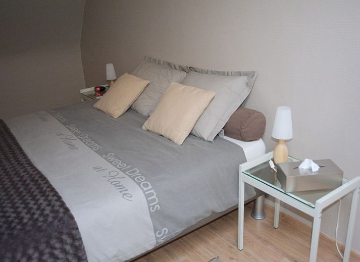 Gezellige straatzicht vanuit Huyze Lanchals, een vakantiehuis in het historische Brugge, West-Vlaanderen, Belgie.