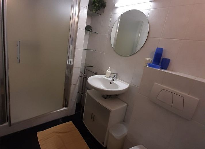 Gezellige straatzicht vanuit Huyze Lanchals, een vakantiehuis in het historische Brugge, West-Vlaanderen, Belgie.