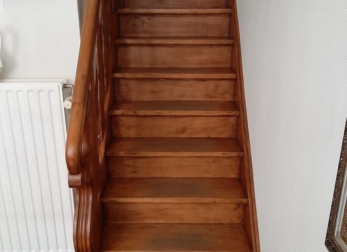 Gezellige straatzicht vanuit Huyze Lanchals, een vakantiehuis in het historische Brugge, West-Vlaanderen, Belgie.