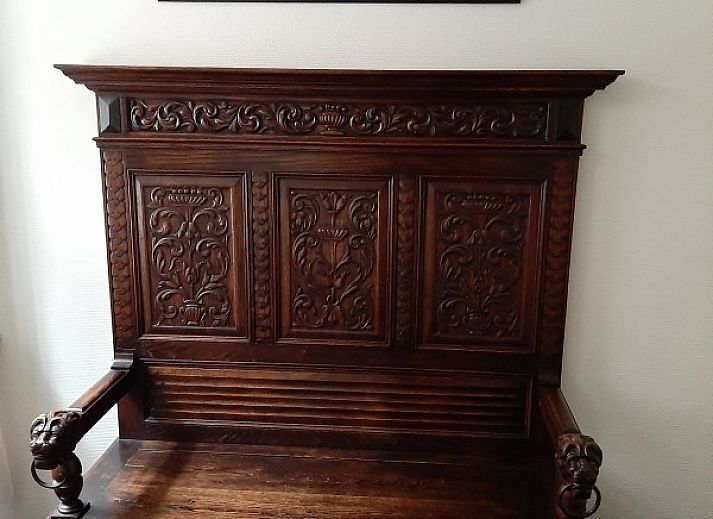 Gezellige woonkamer in vakantiehuis Huyze Lanchals in Brugge, West-Vlaanderen, met een sfeervolle eetruimte en moderne keukenhoek.