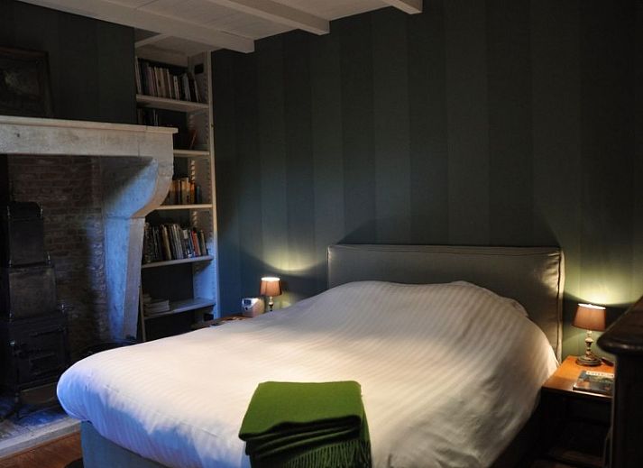 Gezellige woonkamer in Balsemboom Brugge vakantiehuis, Brugge, West-Vlaanderen met open haard en comfortabele zitplek.