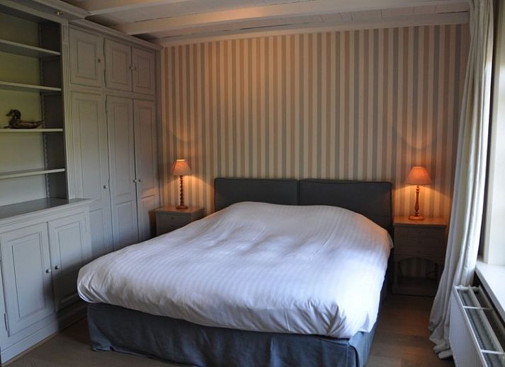 Gezellige woonkamer in Balsemboom Brugge vakantiehuis, Brugge, West-Vlaanderen met open haard en comfortabele zitplek.