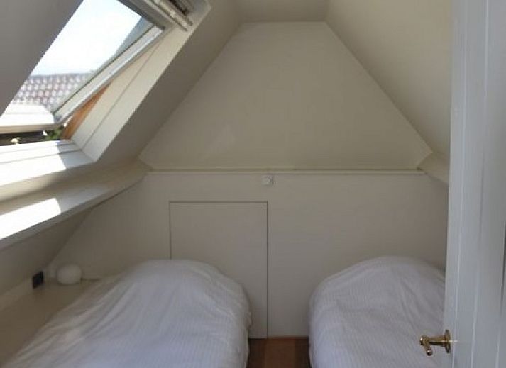 Gezellige woonkamer in Balsemboom Brugge vakantiehuis, Brugge, West-Vlaanderen met open haard en comfortabele zitplek.