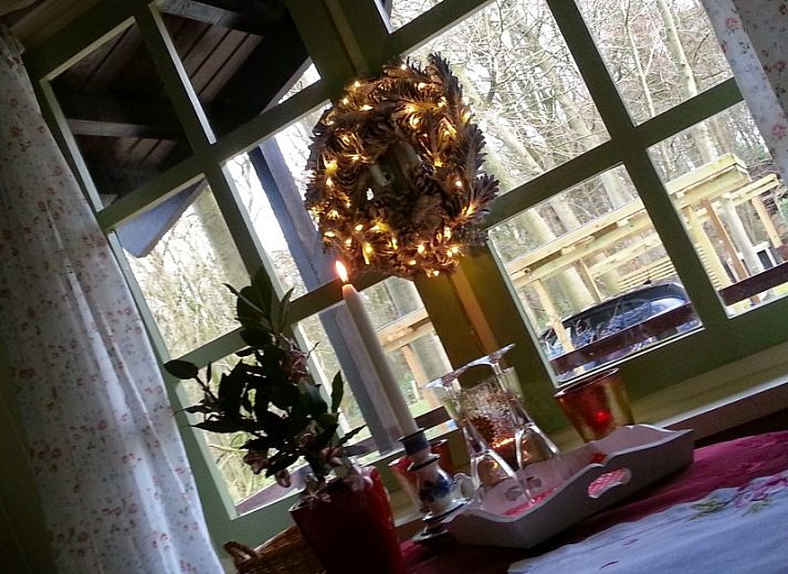 Gezellige slaapkamer in Boshuisje, bed and breakfast in Brugge, West-Vlaanderen, met knusse inrichting en veel natuurlijk licht.