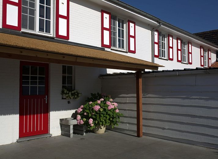 Gemuetliches Esszimmer im Ferienhaus Hof ter Harte, Ypern, Westflandern, mit grossem Esstisch und stimmungsvoller Beleuchtung.