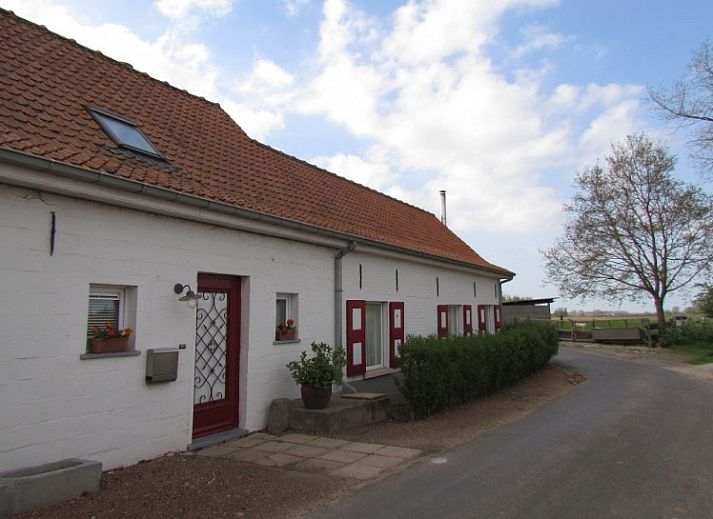 Gemuetliches Esszimmer im Ferienhaus Hof ter Harte, Ypern, Westflandern, mit grossem Esstisch und stimmungsvoller Beleuchtung.