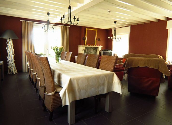 Gemuetliches Esszimmer im Ferienhaus Hof ter Harte, Ypern, Westflandern, mit grossem Esstisch und stimmungsvoller Beleuchtung.